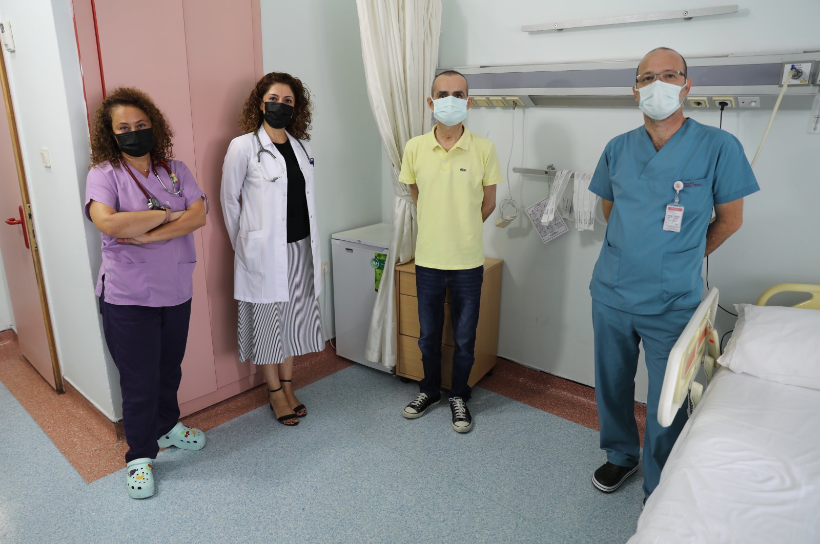 Erhan Yardımcı (2nd R) poses with the medical staff at the Kartal Koşuyolu High Speciality Educational and Research Hospital, where he received treatment, in Istanbul, Turkey, Aug. 31, 2021. (AA Photo)