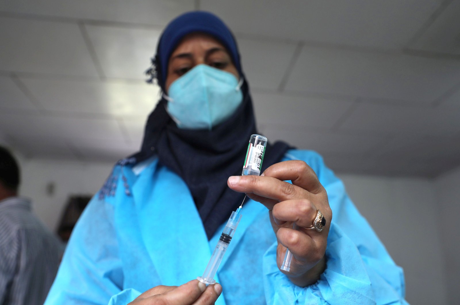A paramedic prepares to inject a shot of COVID-19 vaccine during a vaccination drive in Srinagar, India, Sept. 1, 2021. (EPA Photo)