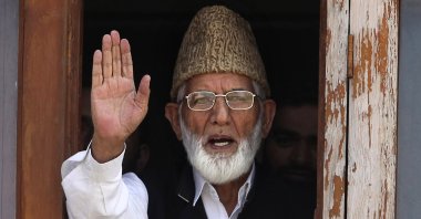 Kashmiri separatist leader Syed Ali Shah Geelani waves to the media before his arrest in Srinagar, India, Sept. 8, 2010. (AP Photo)