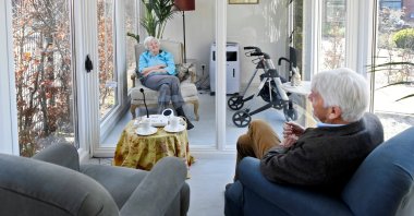 A man visits his wife at a care facility for elderly people with dementia in a glass house that has been built to combat loneliness after a visit ban was imposed due to the coronavirus outbreak in Wassenaar, Netherlands, April 9, 2020. (Reuters Photo)
