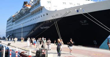 Tourists disembark from a cruise ship at Ege Port on Kuşadası in Aydın province, southwestern Turkey, Sept. 2, 2021. (IHA Photo)