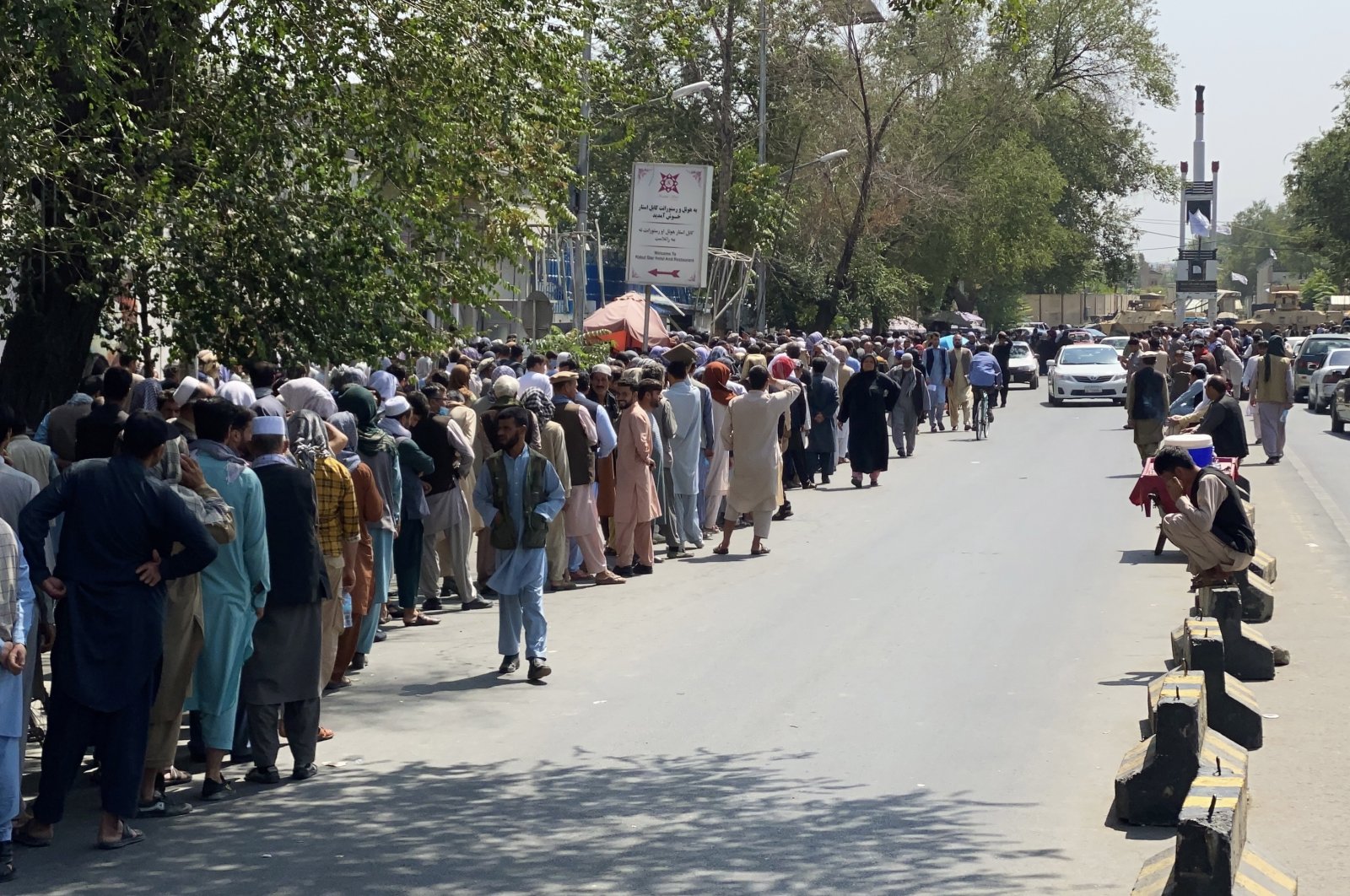People line up to withdraw money from banks at their central branches in Kabul, Afghanistan, Sept. 1, 2021. (EPA Photo)