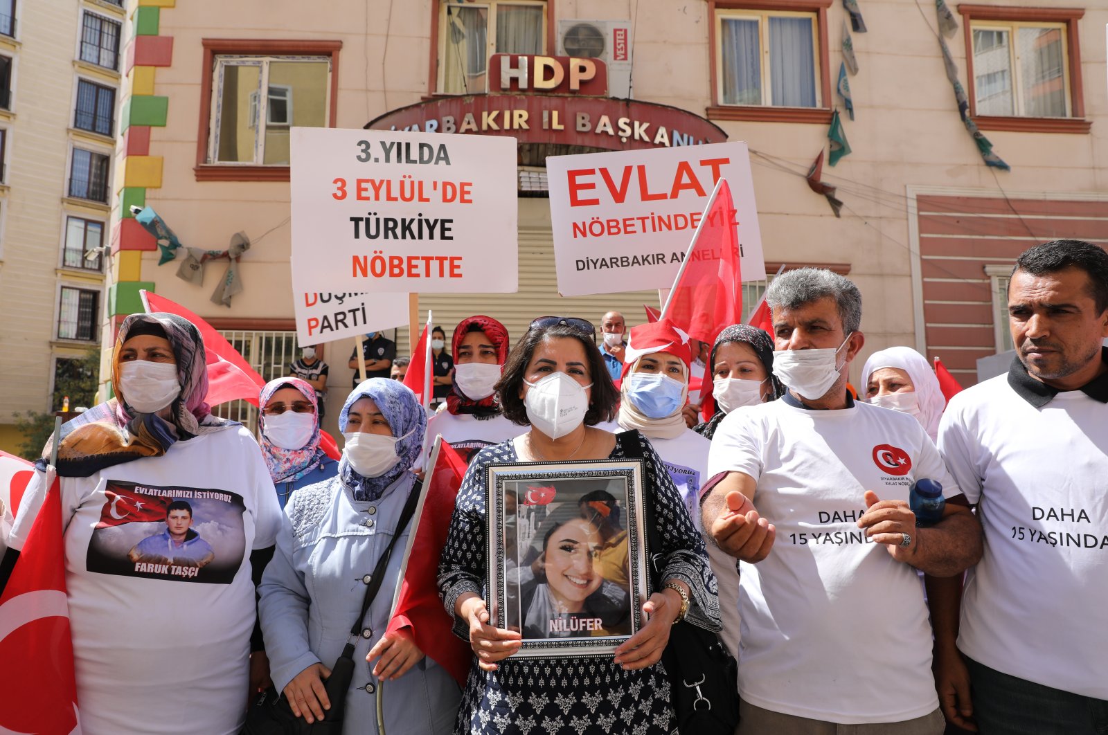 Maide Türemiş (C) holds a picture of her daughter, Nilüfer, in front of the HDP headquarters during her visit to protesting parents, Diyarbakır, Turkey, Sept. 1, 2021. (AA Photo)
