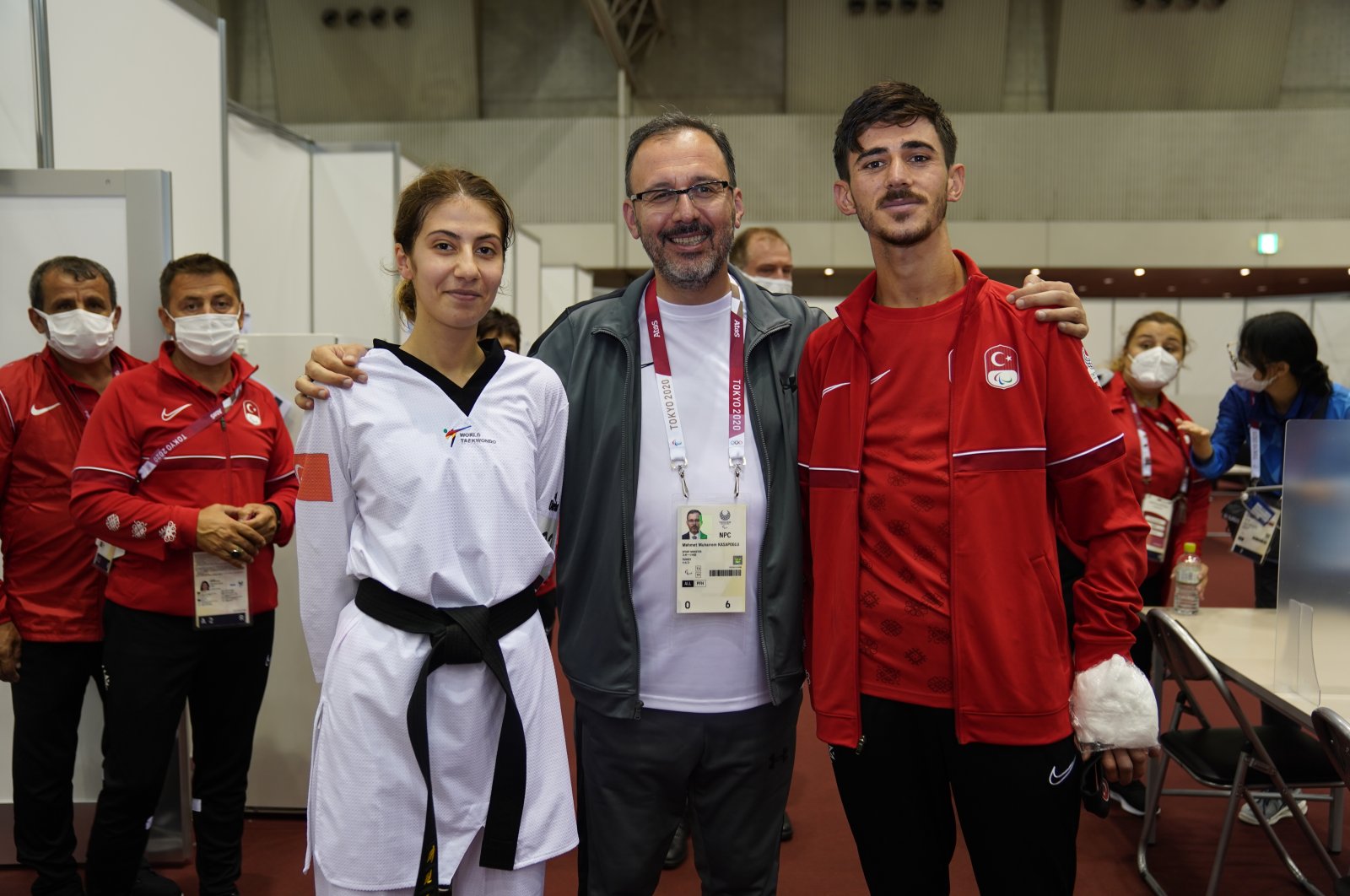 Turkey's Youth and Sports Minister Mehmet Muharrem Kasapoğlu (C) poses with Tokyo Paralympics taekwondo silver medalist Meryem Çavdar (L) and bronze medalist Mahmut Bozteke at the Makuhari Messe Event Hall, Tokyo, Japan, Sept. 2, 2021. (AA Photo)