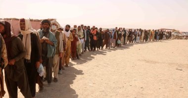 People line up to cross into Afghanistan at Chaman border point, in Pakistan, Sept. 2, 2021. (EPA/STRINGER)