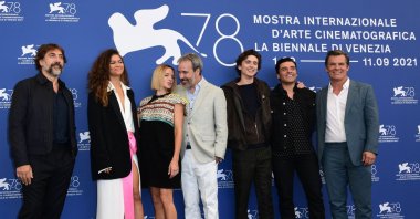 (L-R) Javier Bardem, Zendaya, Rebecca Ferguson, Denis Villeneuve, Timothee Chalamet, Oscar Isaac and Josh Brolin, attend a photocall for the film "Dune" at the 78th Venice Film Festival, in Venice, Italy, Sept. 3, 2021. (AFP Photo)