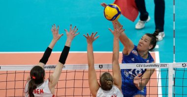 Serbia's Bojana Milenkovic (R) in action against Turkey's Eda Erdem Dündar (L) and Cansu Özbay (C) during the 2021 Women's European Volleyball Championship semifinal match between Turkey and Serbia in Belgrade, Serbia, Sept. 3, 2021. (EPA Photo)
