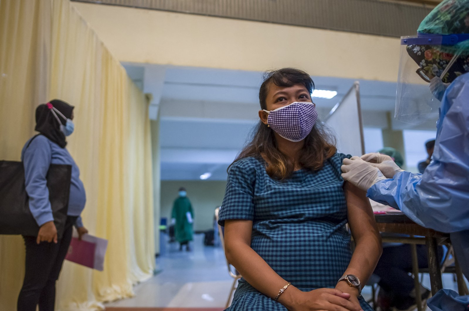 A pregnant woman receives the Sinovac vaccine against Covid-19 coronavirus in Surabaya, on August 19, 2021, during an accelerated vaccination program including pregnant women. (AFP Photo)