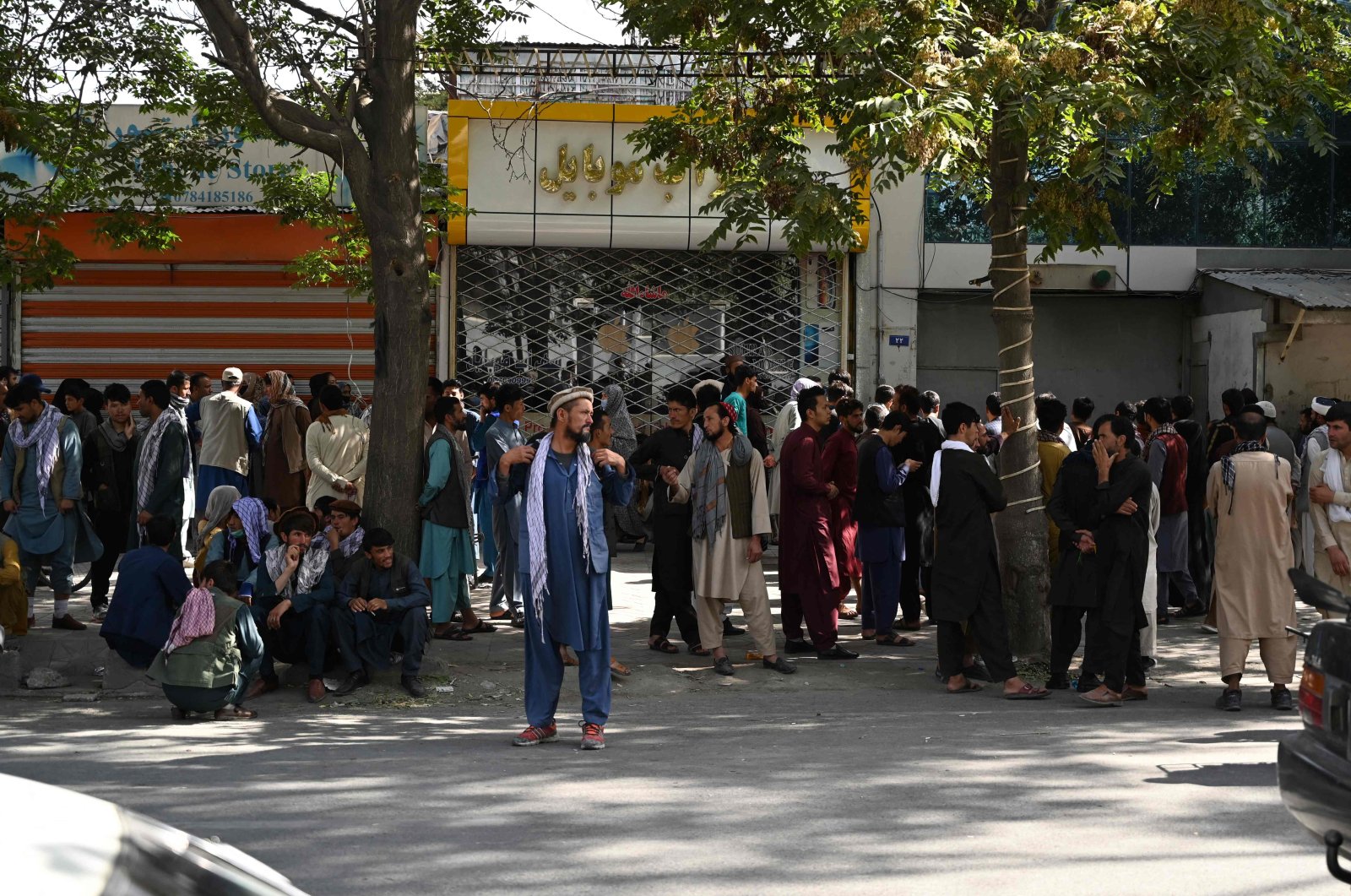 Bank account holders gather outside a closed bank building in Kabul, Afghanistan, Aug. 28, 2021. (AFP Photo)