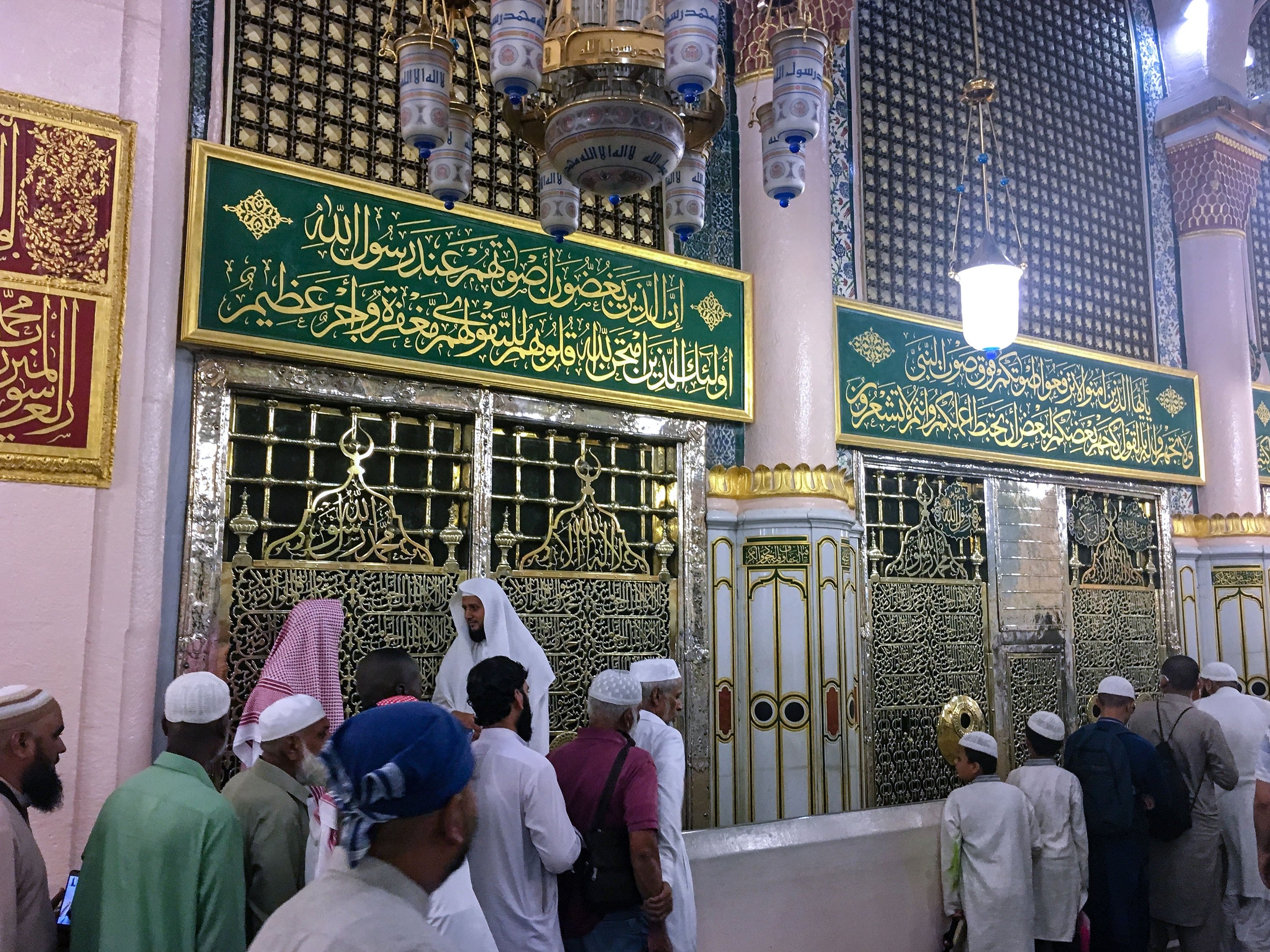 People visit the tomb of the Prophet Muhammad, and early Muslim leaders Abu Bakr and Umar, in Medina, Saudi Arabia, June 24, 2019. (Shutterstock Photo)