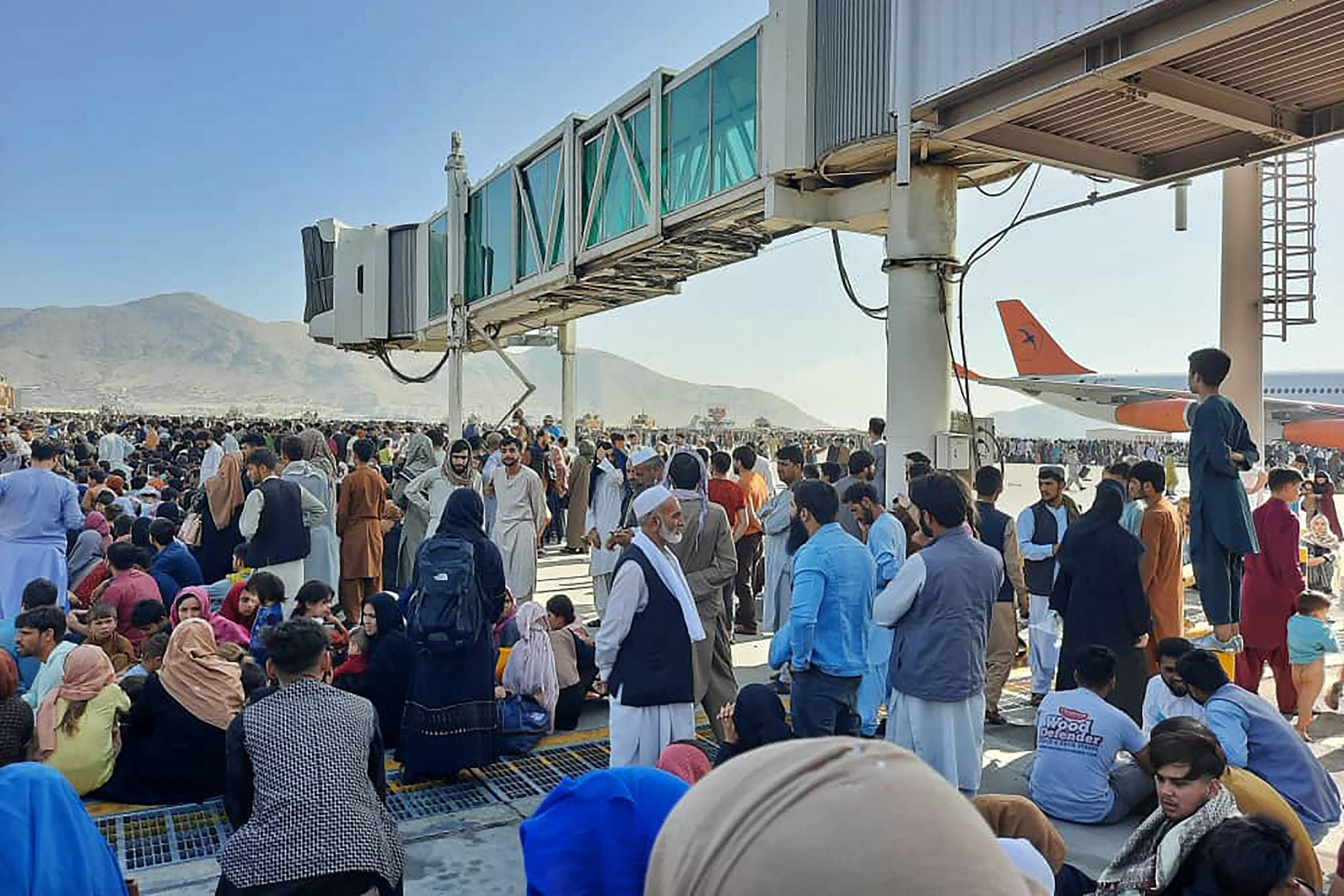 Afghans crowd at the tarmac of the Kabul airport to flee the country after President Ashraf Ghani fled the country and conceded power to the Taliban, Afghanistan, Aug. 16, 2021. (AFP Photo)