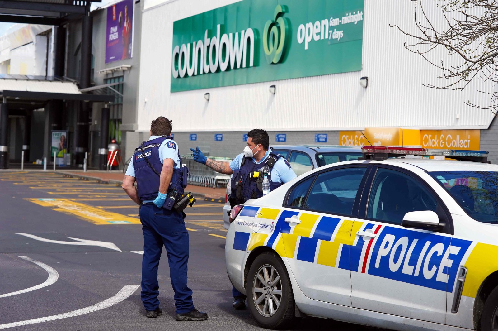 Police keep watch outside the Countdown supermarket at Lynn Mall in Auckland, New Zealand, Sept. 4, 2021. (AFP Photo)