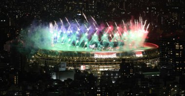 Fireworks light up the sky above the Olympic Stadium during the closing ceremony for the Tokyo 2020 Paralympic Games in Tokyo on September 5, 2021. (Photo by Behrouz MEHRI / AFP)