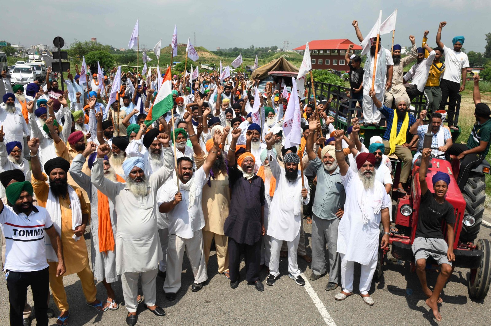 Farmers shout slogans as they make their way to Delhi to join farmers who are continuing their protest against the central government's agricultural reforms, in Beas town of India's Punjab state on Sept. 5, 2021. (AFP Photo)