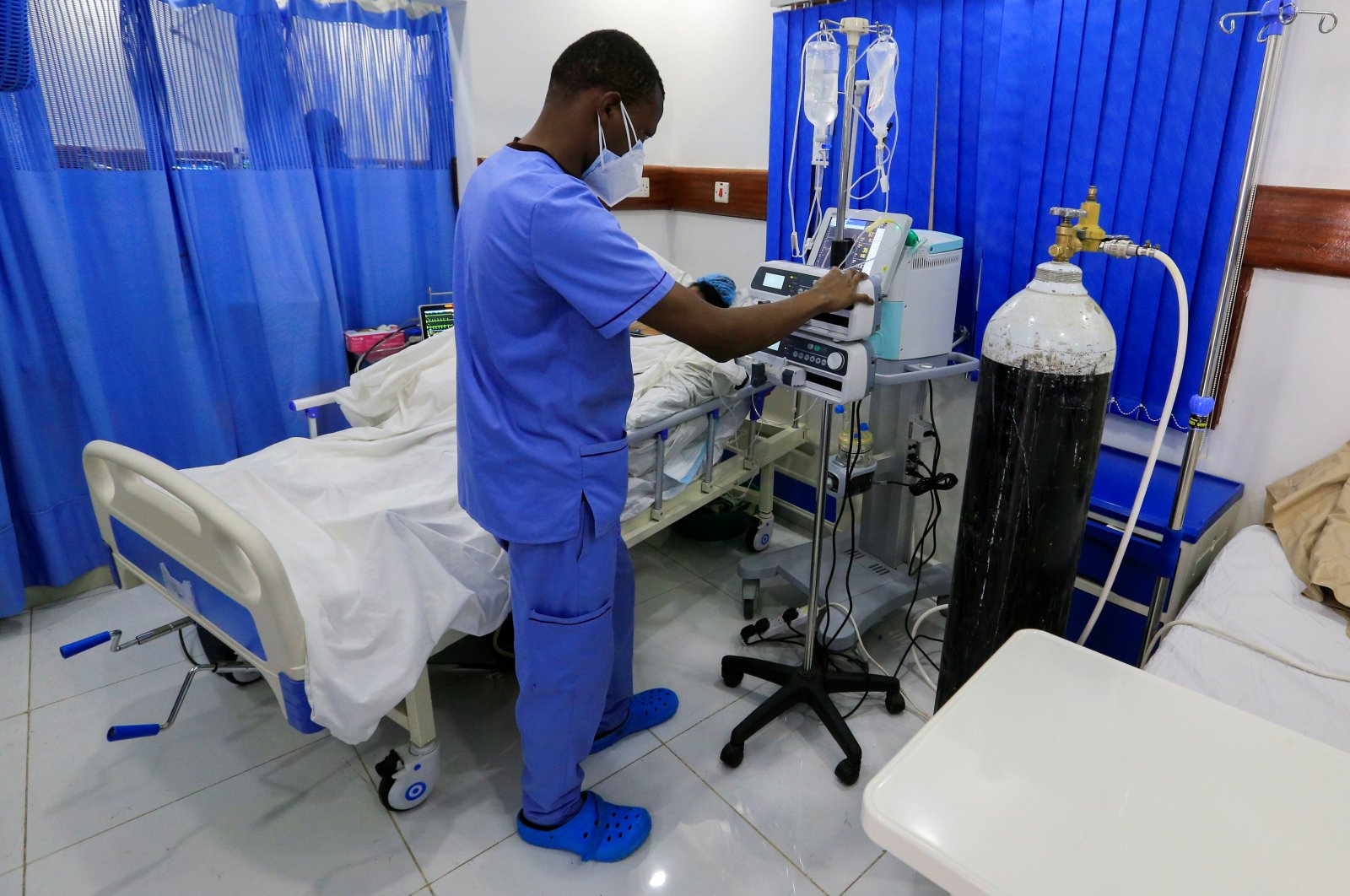 A health care worker attends to a patient with coronavirus inside the Intensive Care Unit (ICU) ward at the Care Hospital, Nairobi, Kenya, Aug. 4, 2021. (Reuters Photo)