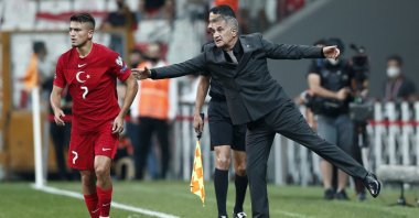 Turkey coach Şenol Güneş talks to Cengiz Ünder during a World Cup 2022 European qualifier match against Montenegro at Vodafone Park, Istanbul, Turkey, Sept. 1, 2021.
