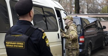 A Russian intelligence agency FSB officer (R) prepares to escort Ukrainian sailors into a courtroom in Simferopol, Crimea, Ukraine, Nov. 27, 2018. (AP Photo)