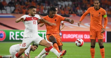 Turkey's defender Ozan Kabak (L) fights for the ball with Netherlands' defender Denzel Dumfries (C) during the FIFA World Cup Qatar 2022 qualifying round Group G football match between The Netherlands and Turkey at the Johan Cruijff Arena stadium in Amsterdam, the Netherlands, on Sept. 7, 2021. (AFP Photo)