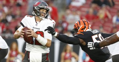 Tampa Bay Buccaneers quarterback Tom Brady (L) is tackled by Cincinnati Bengals defensive end Joseph Ossai in an NFL preseason match in Tampa, Florida, U.S., Aug. 14, 2021. (Reuters Photo)