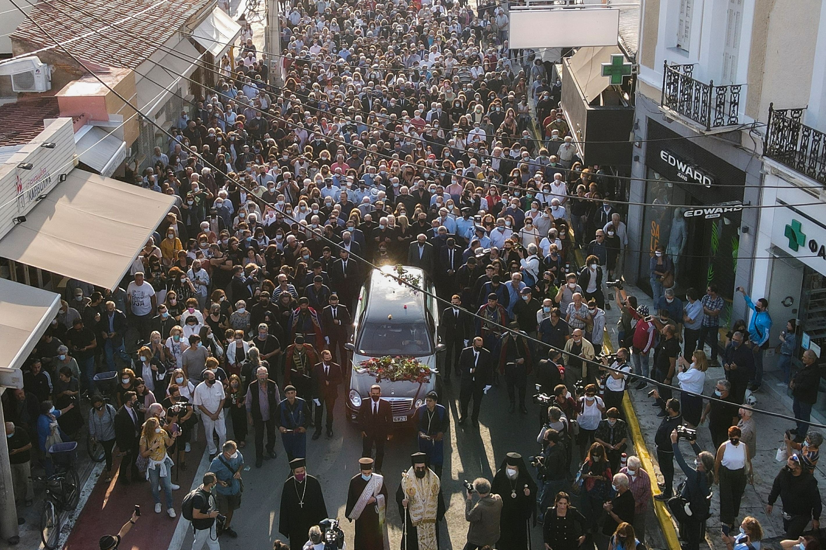 People gather to pay their respect to late Greek composer Mikis Theodorakis, as the hearse drives among the crowd ahead of the funeral, in Chania, on the Greek Mediterranean island of Crete, Sept. 9, 2021. (AFP Photo)