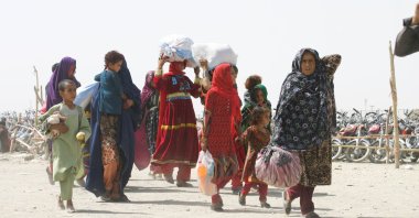 People from Afghanistan walk with their belongings as they cross into Pakistan at the "Friendship Gate" crossing point, in the Pakistan-Afghanistan border town of Chaman, Pakistan, Sept. 7, 2021. (Reuters Photo)
