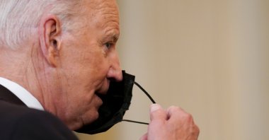 U.S. President Joe Biden takes off his face mask before delivering remarks on the delta variant and his administration's efforts to increase vaccinations, from the State Dining Room of the White House in Washington D.C., U.S., Sept. 9, 2021. (Reuters Photo)
