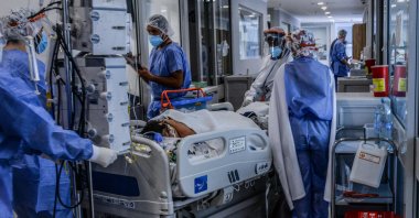 Health workers care for a COVID-19 patient in the intensive care unit (ICU) in Bogota, Colombia, May 22, 2021. (AFP Photo)