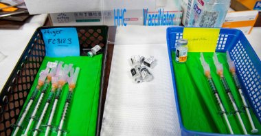 Pfizer-BioNTech's (L) and Moderna's COVID-19 vaccines, both developed with mRNA technology, sit in baskets at the vaccine clinic at Hartford Hospital in Hartford, Connecticut, U.S., Aug. 24, 2021. (AFP Photo)