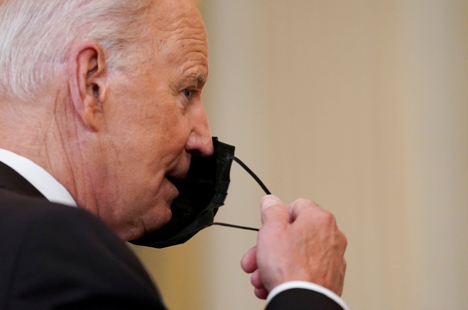 U.S. President Joe Biden takes off his face mask before delivering remarks on the delta variant and his administration's efforts to increase vaccinations, from the State Dining Room of the White House in Washington D.C., U.S., Sept. 9, 2021. (Reuters Photo)