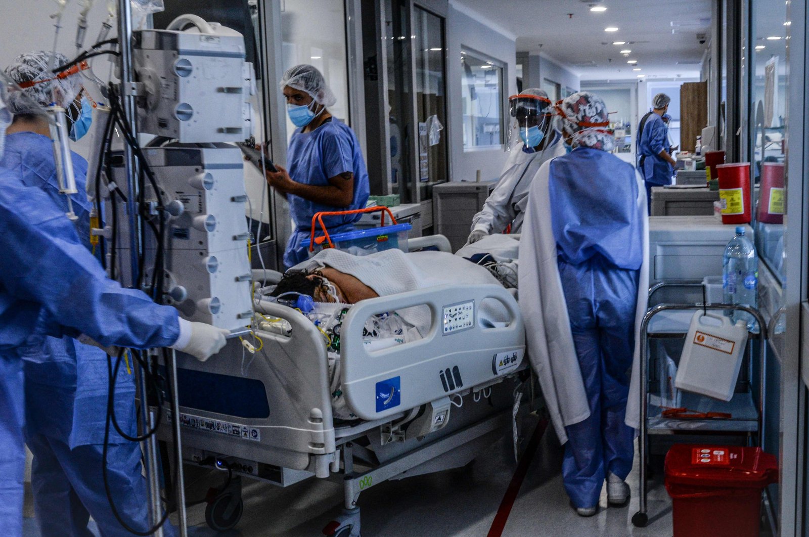 Health workers care for a COVID-19 patient in the intensive care unit (ICU) in Bogota, Colombia, May 22, 2021. (AFP Photo)