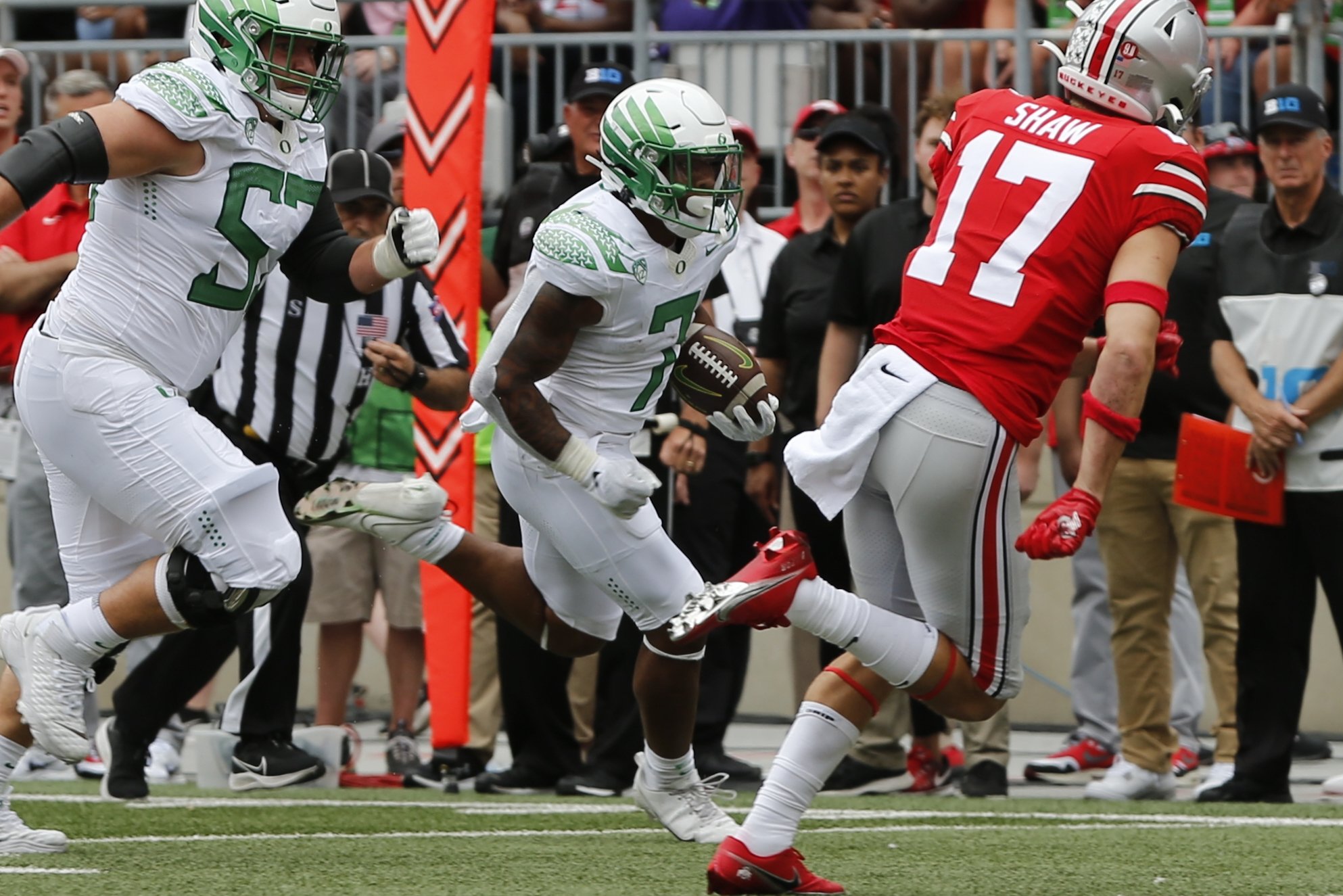 Oregon running back CJ Verdell, center, scores a touchdown against Ohio State during the first half of an NCAA college football game, Columbus, Ohio, U.S., Sept. 11, 2021. (AP Photo)