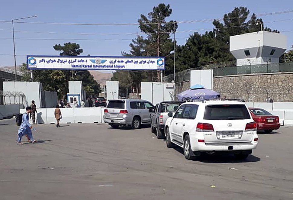 Afghan police check the cars at the entrance gate of Hamid Karzai International Airport in Kabul, Afghanistan, Aug. 15, 2021. (Reuters Photo)