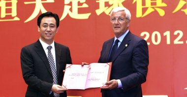 Chairperson of Guangzhou Evergrande, Xu Jiayin (L), posing with World Cup-winning football coach Marcello Lippi during a signing ceremony in Guangzhou, Guangdong province, southern China, May 17, 2012. (AFP Photo)