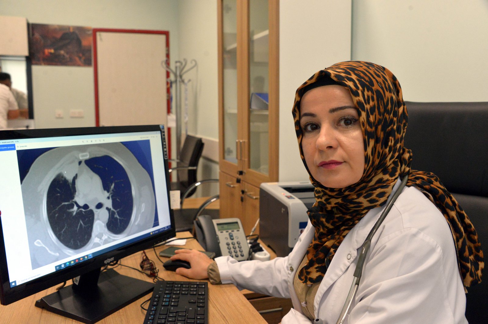 Dr. Fatoş Kozanlı shows the imaging of a patient's lungs on a computer screen, in Kahramanmaraş, Turkey, Sept. 12, 2021. (DHA PHOTO)