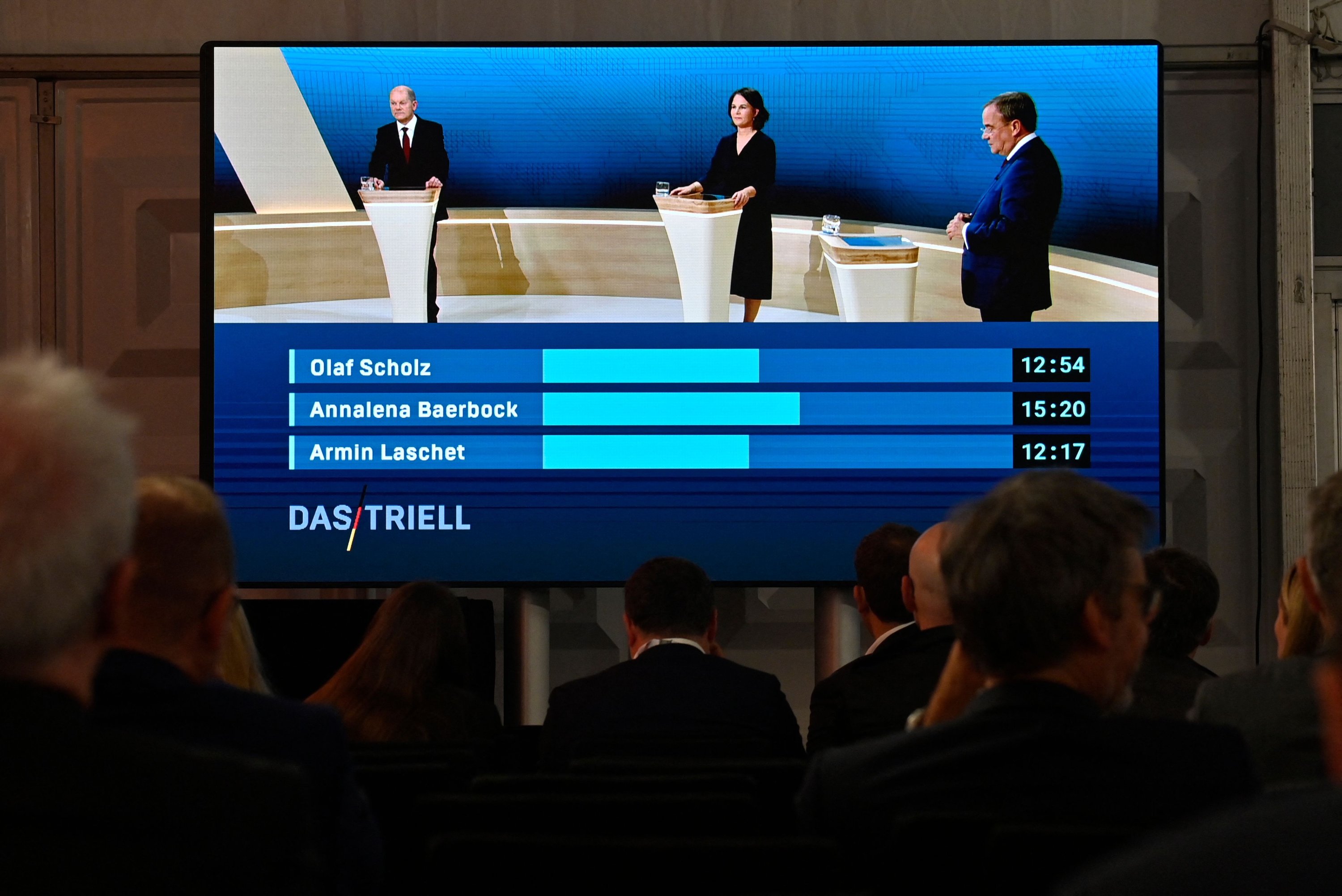 Journalists and party members watch a screen from the press center showing the amount of time used by chancellor candidates as they attend the main TV debate in Berlin, Germany, Sept. 12, 2021, ahead of general elections taking place on Sept. 26, 2021. (AFP Photo)