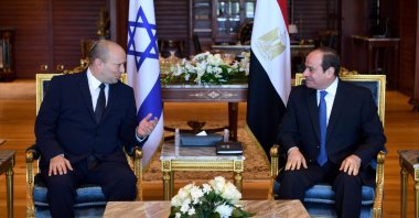 Egyptian President Abdel Fattah el-Sissi (R) meets with Israeli Prime Minister Naftali Bennett in the Egyptian Red Sea resort town of Sharm el-Sheikh on Sept. 13, 2021. (AFP Photo)