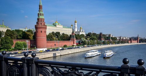 Leisure boats sail on the Moskva river past the Kremlin in Moscow on Sept. 13, 2021. (AFP Photo)