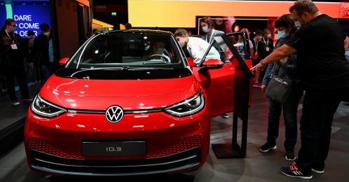 Visitors look at a Volkswagen ID3 car during the Munich Auto Show IAA Mobility 2021 in Munich, Germany, Sept. 11, 2021. (REUTERS Photo)