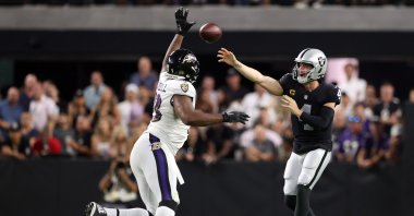 Derek Carr (4) of the Las Vegas Raiders makes a pass against the Baltimore Ravens at Allegiant Stadium, Las Vegas, Nevada, U.S., Sept. 13, 2021. (Getty Images via AFP)
