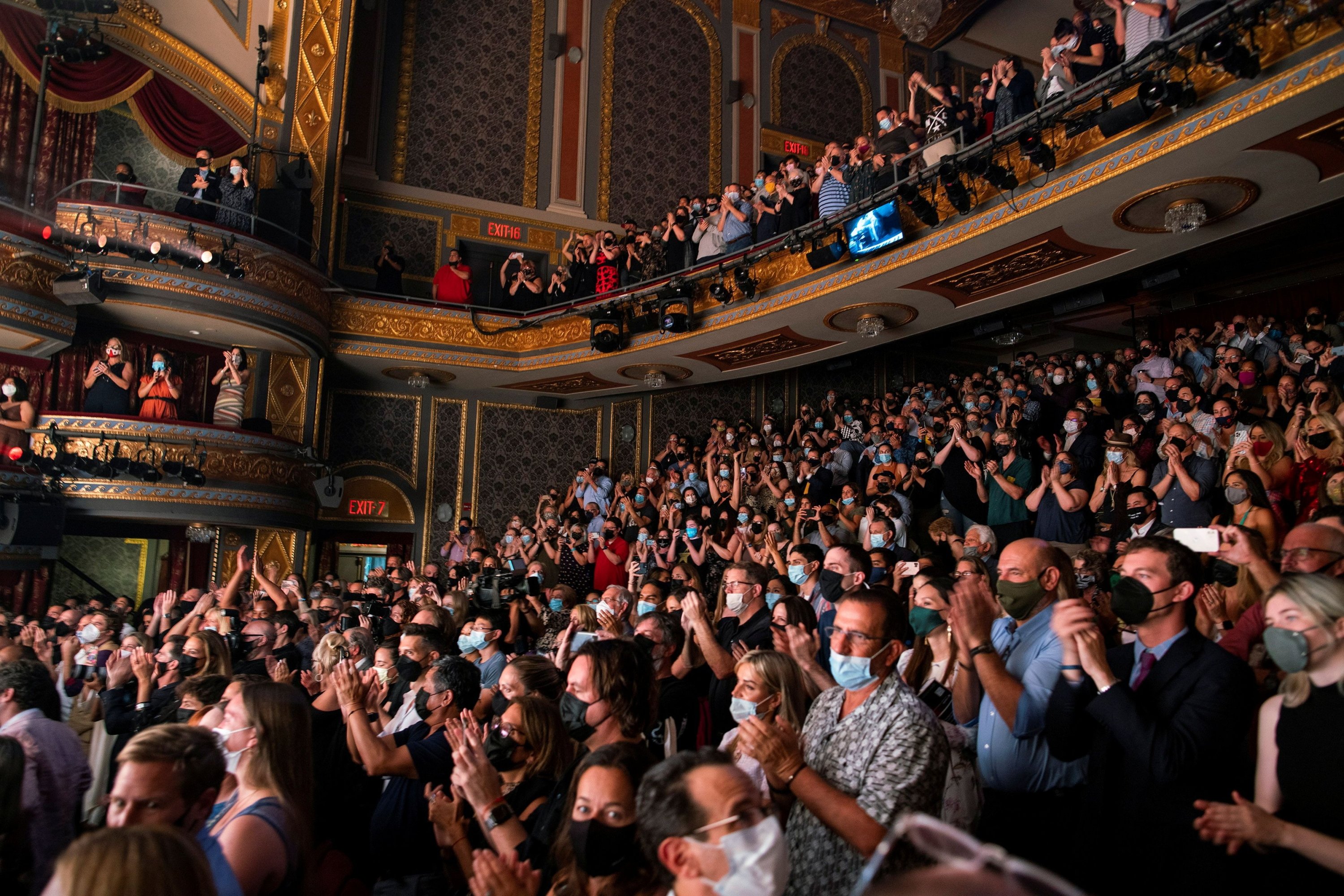 Audience cheer for the actors at the Richard Rogers theater towards the end of the first return performance of Hamilton, as Broadway shows begin to re-open to live audiences in Manhattan in New York City, New York, U.S., September 14, 2021. (REUTERS Photo)