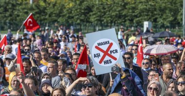 A group of people demonstrate against COVID-19 vaccinations, testing and mask mandates in Maltepe, Istanbul, Turkey, Sept. 11, 2021. (AA Photo)