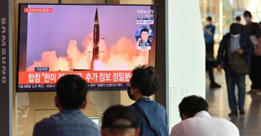 People watch a television news broadcast showing file footage of a North Korean missile test, at a railway station in Seoul on Sept. 15, 2021, after North Korea fired two ballistic missiles into the sea, according to the South's military. (AFP Photo)