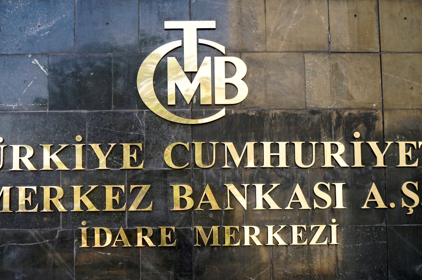 A logo of the Central Bank of the Republic of Turkey (CBRT) is pictured at the entrance of the bank's headquarters in Ankara, Turkey, April 19, 2015. (Reuters Photo)