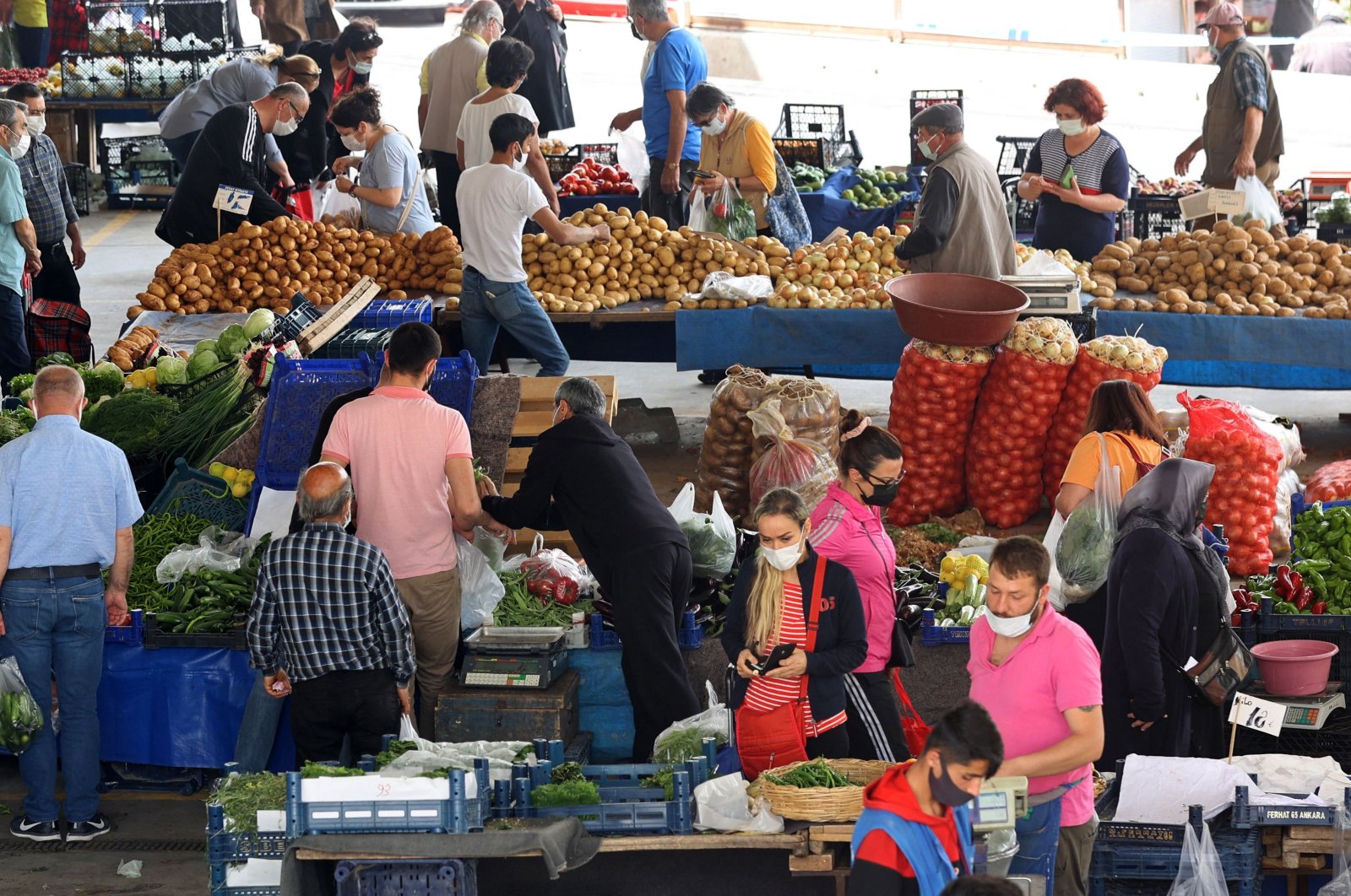 People shop at an open-air market in Ankara, Turkey, May 8, 2021. (AFP Photo)