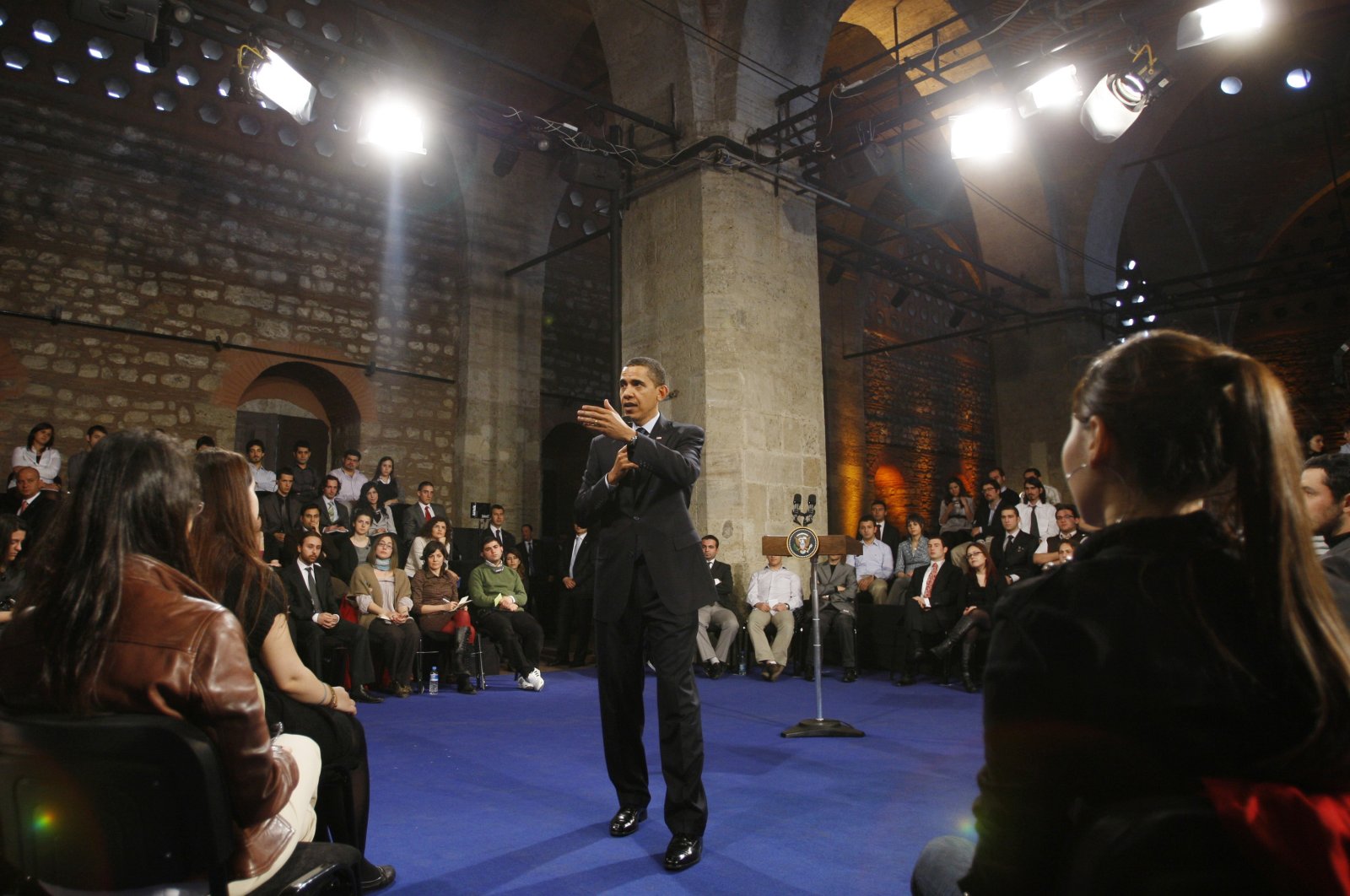 Then-U.S. President Barack Obama participates in a town hall meeting with university students at the Tophane Cultural Center in Istanbul, Turkey, April 7, 2009. (Reuters Photo)