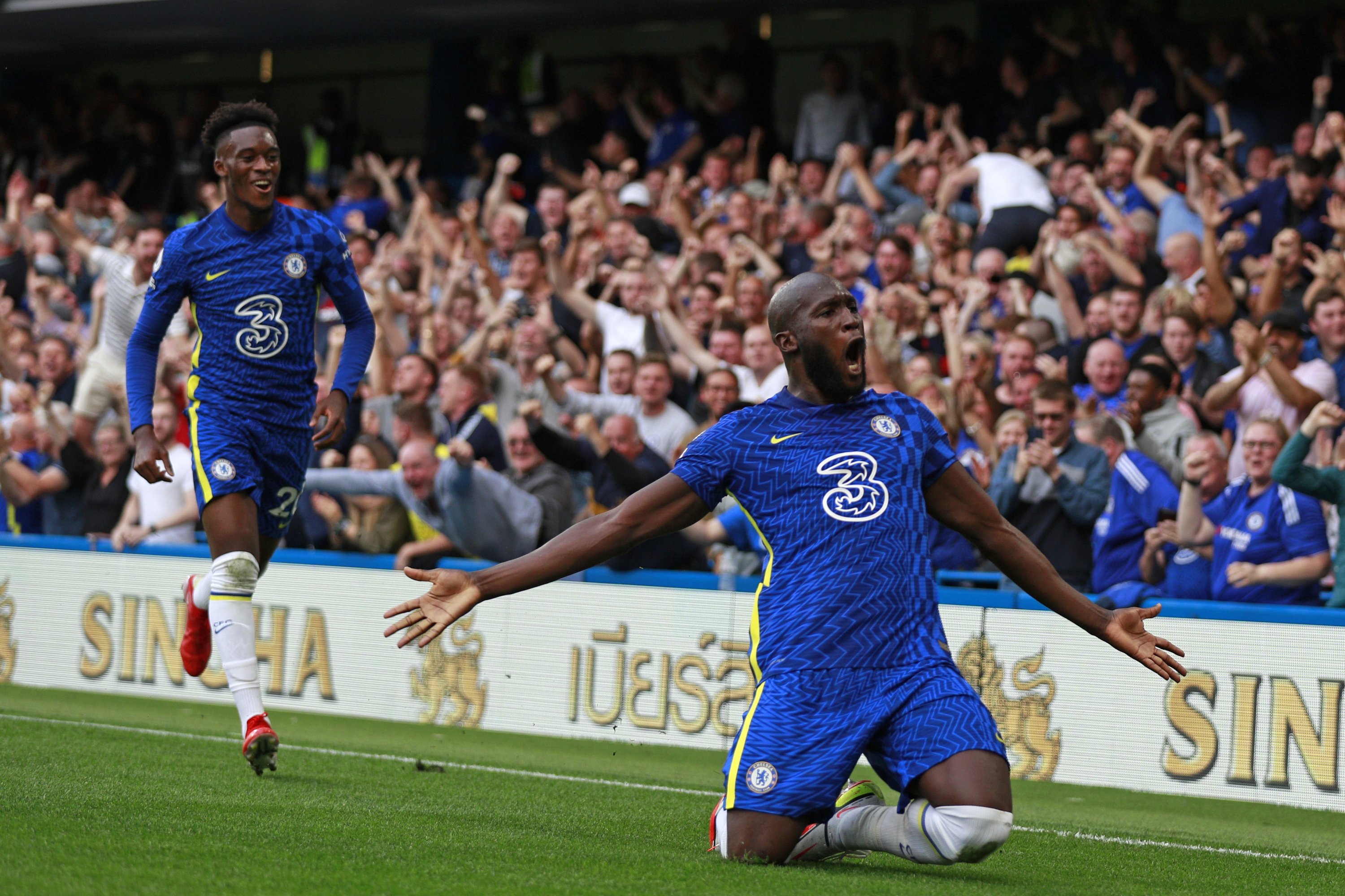 Chelsea's Romelu Lukaku (R) celebrates after scoring his side's opening goal during a Premier League match against Aston Villa at the Stamford Bridge, London, England, Sept. 11, 2021. (AP Photo)