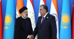 Tajik President Emomali Rakhmon shakes hands with Iranian President Ebrahim Raisi during the Shanghai Cooperation Organization (SCO) summit in Dushanbe, Tajikistan, Sept. 17, 2021. (Reuters Photo)