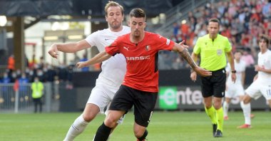 Tottenham's English forward Harry Kane (L) fights for the ball with Rennes' French midfielder Baptiste Santamaria during a Europa Conference League match at the Roazhon Park Stadium in Rennes, northwestern France, Sept. 16, 2021. (AFP Photo)