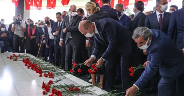 Interior Minister Süleyman Soylu and the visitors leave flowers at the graves of former Prime Minister Adnan Menderes and his two ministers Fatin Rüştü Zorlu and Hasan Polatkan Menderes, who were hanged by putschists, in Istanbul, Turkey, Sept. 17, 2021. (AA PHOTO)