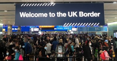 Queues of people wait in line at U.K. citizens arrivals at Heathrow Airport in London, Britain, Sept. 1, 2021. (Reuters Photo)